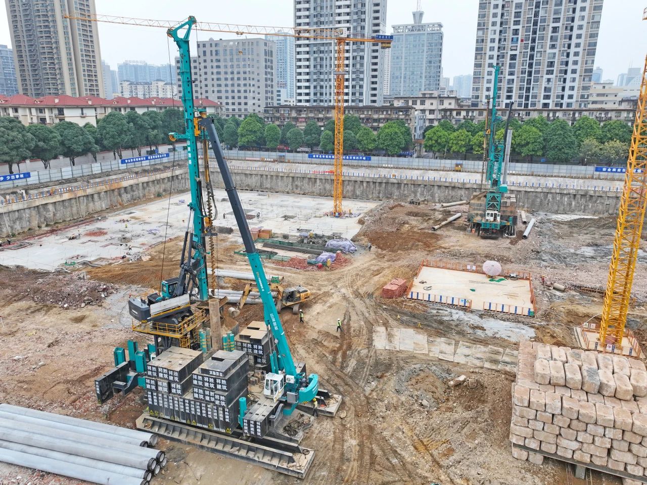 “绿巨人”显神威！GA黄金甲智能引孔式静力压桩机助建“绿城”嘉峪关民生项目